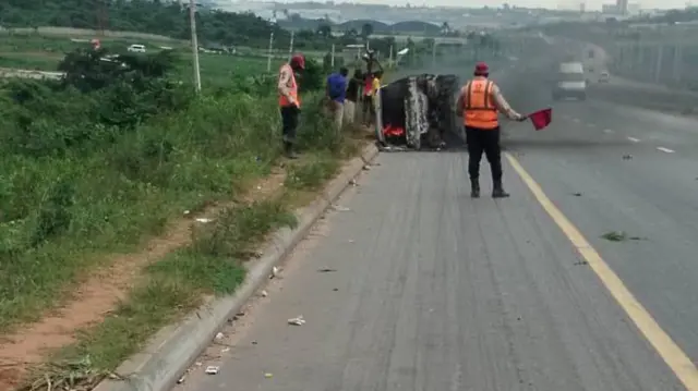 Aworan ọkọ̀ to gbina ọhun ree pelu awon oṣiṣẹ ajọ FRSC.