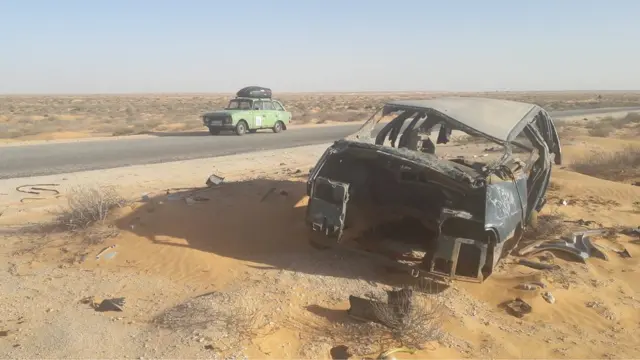"Москвич" та залишки покинутого авто у мавританській пустелі