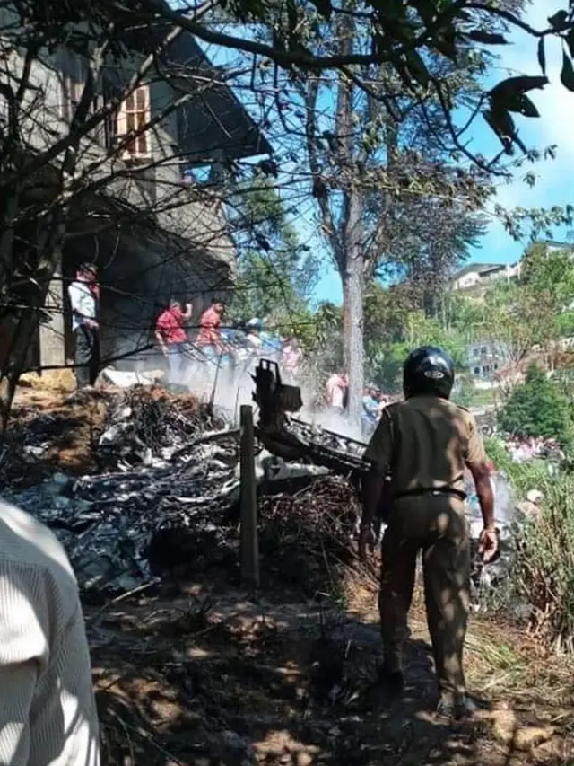 ගුවන් හමුදා යානයක් කඩා වැටේ