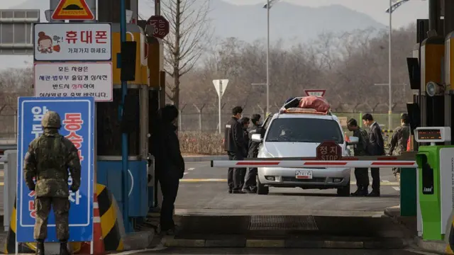 2016년 2월 11일 폐쇄 결정으로 개성공단을 떠나는 차량