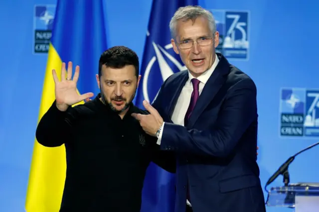 Сүрөттө президент Зеленский мурунку баш катчы Йенс Столтенберг менен бирге