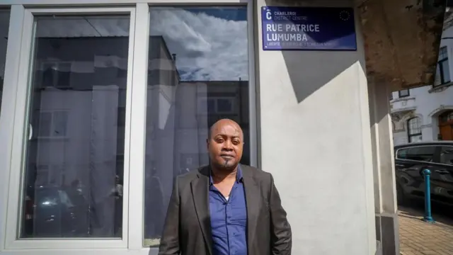 Guy-Patrice Lumumba, l'un des fils de Patrice Emery Lumumba, pose pour une photo lors de l'inauguration de la rue "Rue Patrice Lumumba" à Charleroi, le 2 juillet 2020.