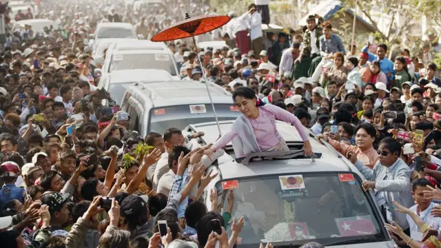 ဗိုလ်ချုပ် နှစ်တစ်ရာပြည့် ကိုသွားတဲ့ ဒေါ်အောင်ဆန်းစုကြည်ကို လူထုတွေကြိုဆိုကြပုံ