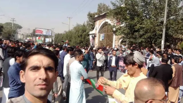 په کابل کې د لويې جرګې تالار ته په ورغلې لاره کې هم نن د ډاکټر نجیب الله یو شمېر پلویانو اعتراضیه غونډه وکړه.
