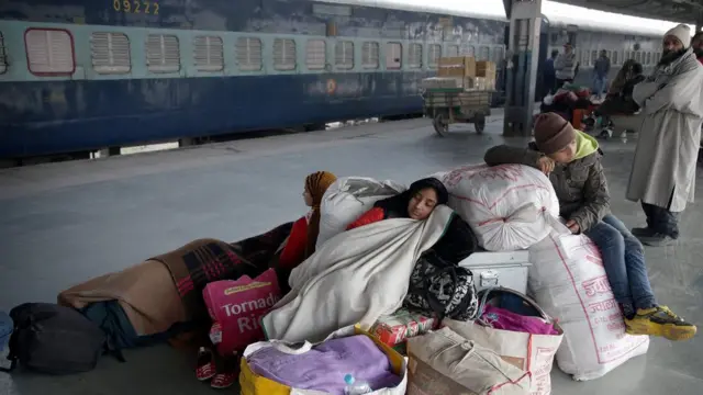 जम्मू स्टेशन पर इंतज़ार करते लोग