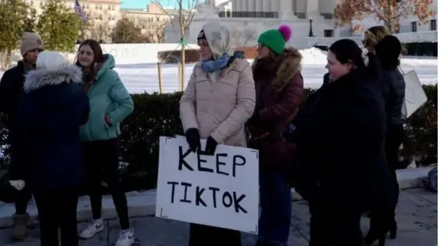 معترضان در آخرین تلاش خود به تجمع در مقابل دادگاه عالی ادامه می‌دهند تا قانونگذاران را متقاعد کنند به خواست آنان توجه کنند