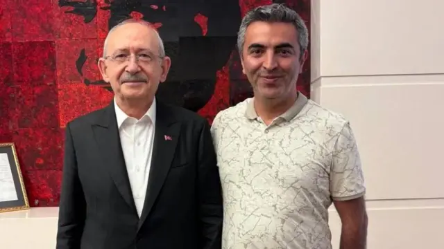 Kılıçdaroğlu ve Baytekin CHP Genel Merkezi'nde poz veriyor. Kılıçdaroğlu'nun üzerinde siyah ceket ve yakası açık beyaz bir gömlek var. Baytekin bej desenli bir polo yaka tişört giyiyor.