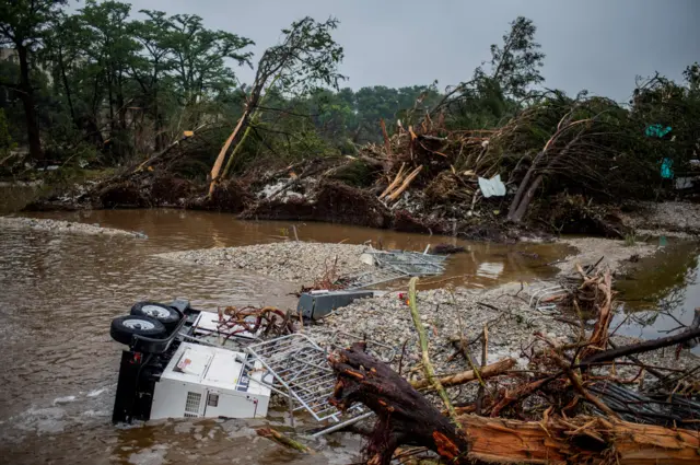 Árboles arrancados y vehículos arrastrados por las inundaciones en Texas.