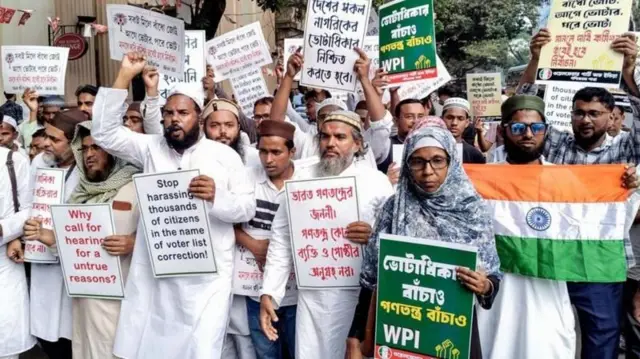 पश्चिम बंगालमध्ये एसआयआरला विरोध करणारे नागरिक