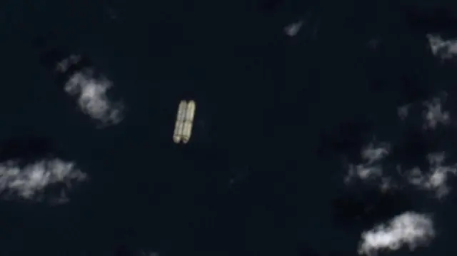 Imagem do mar captada por satélite, com duas pequenas formas em losango próximas entre si