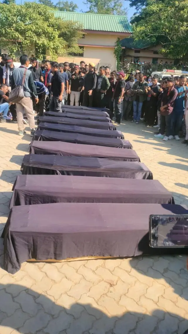 संदिग्ध चरमपंथियों के शव 