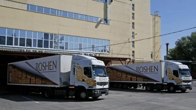 Фури завантажують продукцією фабрики Roshen у Києві