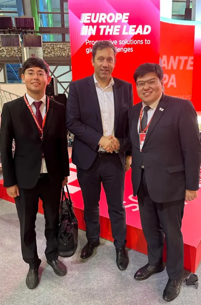 Чапда Қадирбек Атамбаев, ўнгда — Темирлан Султанбеков