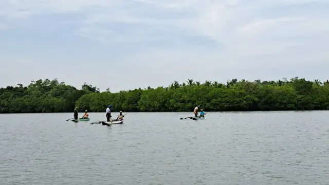 කොග්ගල ඔයේ, සාම්ප්‍රදායික පන්න ක්‍රමවලට ඔරුවලින් ගොස් මසුන් දඩයම් කරන ධීවරයන් ද තැනින් තැන සිටියහ. 