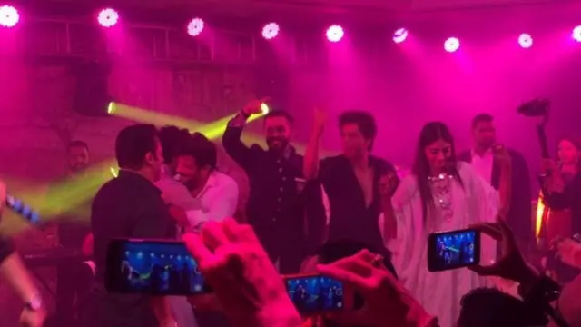 Anil Kapoor da Shahrukh Khan da Salma Khan da amarya da ango suna cashewa a wajen walima