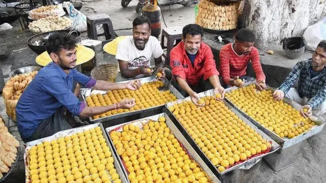 இனிப்பு தயாரிக்கும் புகைப்படம் 