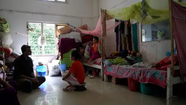 मोनिकाचे कुटुंब मदत छावणीतील इतर कुटुंबांसह एका मोठ्या खोलीत राहते.