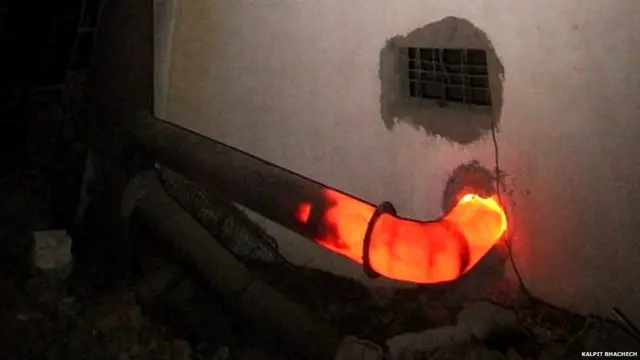 અમદાવાદમાં સતત સળગતી ચિતાઓથી સ્મશાનની પાઇપની આ હાલત થઈ