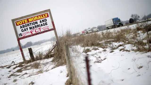 Cartel para votar "moralmente contra el aborto" en una carretera de Iowa