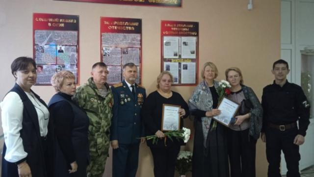 Комитет по образованию Саратова опубликовал фотографии из школы №11, где обновили уголок боевой славы, внеся информацию о Денисе Ковырзине