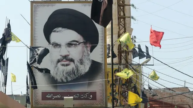 Lübnan'ın güneyindeki Adshit kasabasında Hizbullah lideri Nasrallah'ın posterleri asılı.