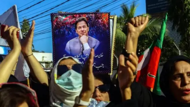 পাকিস্তানের নির্বাচনের ইমরান খানের সমর্থক স্বতন্ত্র প্রার্থীরা সংখ্যাগরিষ্ঠ আসনে জয়লাভ করেছেন