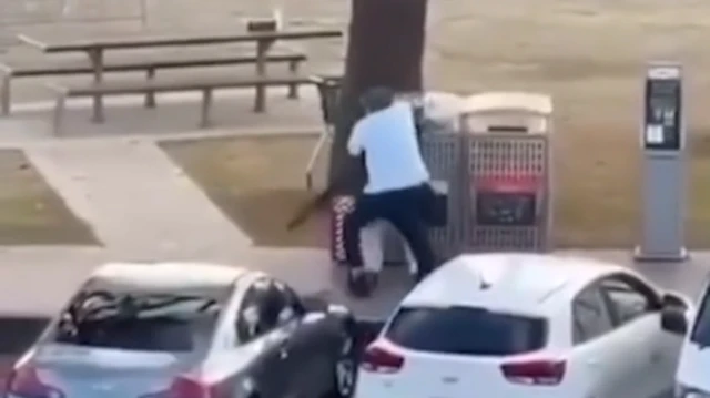 Tangkapan layar yang menunjukkan Ahmed menyergap pelaku penembakan di Bondi Beach, Australia.