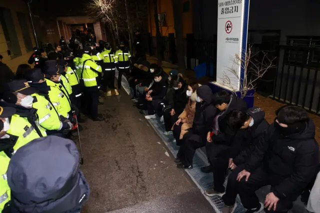 경찰은 법원 내에서 폭동을 일으킨 40여 명을 현행범으로 체포했다.