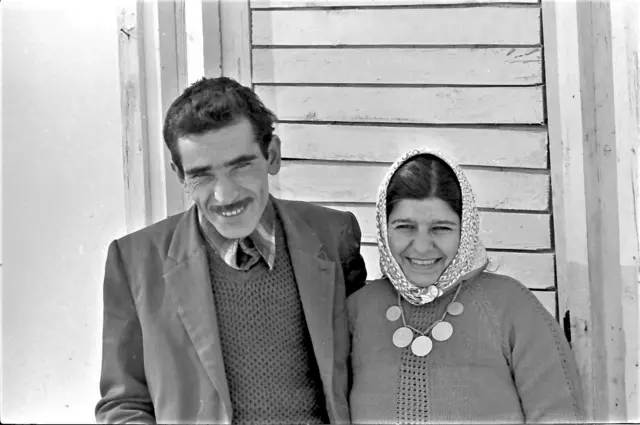 Pülümür sakini bir çift poz veriyor. İkisinin de yüzü gülüyor. 