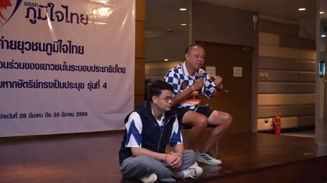 “ลุงเนวิน” แลกเปลี่ยนความคิดเห็นกับผู้เข้าร่วมโครงการ “ค่ายยุวชนภูมิใจไทย” เมื่อ 30 มี.ค. ซึ่งมีกรรมการบริหารพรรค ภท. “เจนใหม่” บางส่วนร่วมด้วย