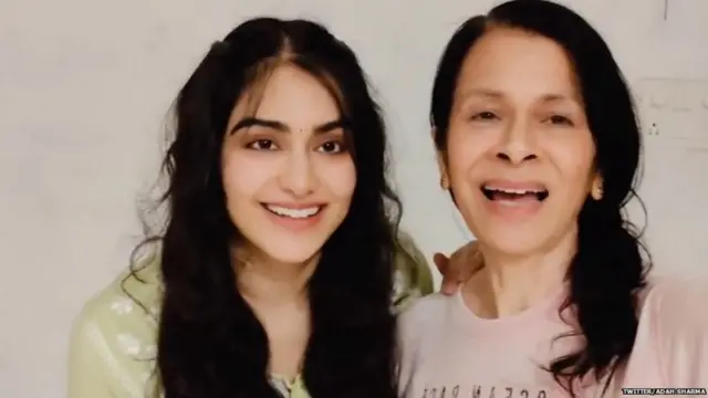 తల్లితో అదా శర్మ