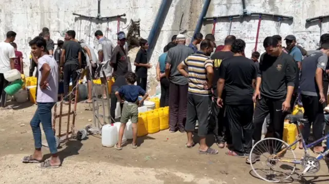 पानी भरने के लिए लगी लोगों की लंबी लाइन