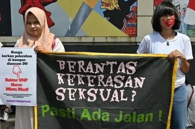 Sejumlah aktivis perempuan memegang spanduk bertuliskan "berantas kekerasan seksual? Pasti ada jalan!"
