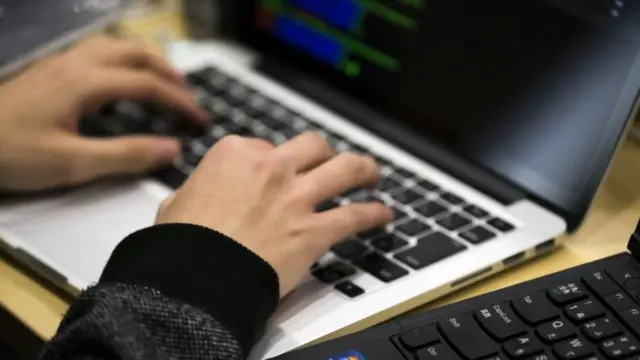 Ишенгүл өзү жактап, сүрөп жаткан талапкерлер менен эл аралап жүрбөйт, алар менен чогуу аймактарга дагы барбайт. Бирок, кошо жүргөндөй кылып эле коомдук сайттарга жарыялайт