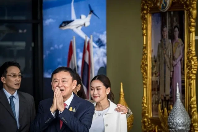 ทักษิณยื่นทูลเกล้าฯ ถวายฎีกาขอพระราชทานอภัยโทษ ก่อนมีพระราชหัตถเลขาพระราชทานอภัยลดโทษให้ นักโทษเด็ดขาดชาย ทักษิณ จากจำคุก 3 คดี รวมเวลา 8 ปี เหลือโทษจำคุก 1 ปี