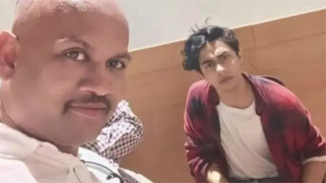 आर्यनसोबत किरण गोसावीचा सेल्फी व्हायरल झाला होता.