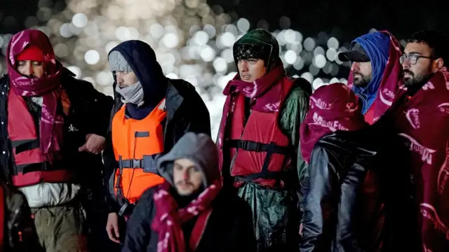 Un groupe de personnes soupçonnées d'être des migrants est amené à Douvres, dans le Kent, le 25 novembre 2021, après l'incident d'un petit bateau dans la Manche qui a fait 27 morts