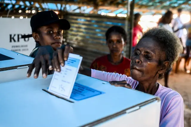 Ilustrasi warga Kabupaten Sorong Selatan, Papua Barat Daya, memasukkan surat suara yang telah dicoblos ke dalam kotak suara saat pilkada 2024, Rabu (27/11).