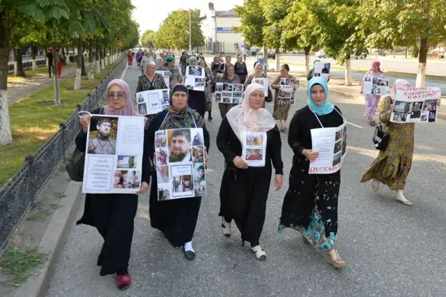Родственники людей, вывезенных на территории, подконтрольные "Исламскому государству", в августе 2017 года устроили шествие в Грозном