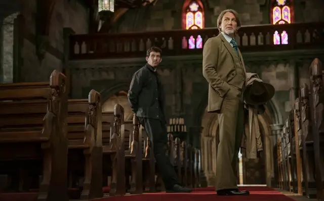 кадр із фільму - двоє чоловік у церкві 