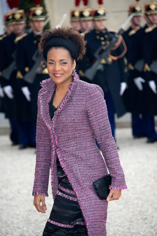 Madamu Jean avuga adategwa indimi eshanu ari zo Igifaransa, Icyongereza, Igitaliyani, Icyespanyole, Igikreole, akaba azi no gusoma ururimi rw'Igiportugali