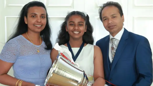 නිශී සිය දෙමාපියන් සමග