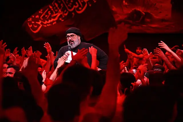 Des musulmans chiites participent à une cérémonie de deuil marquant le mois de Mouharram à Bassora, en Irak, le 21 juin 2026. Les participants ont commémoré l’Imam Hussein, petit-fils du prophète Mahomet, ainsi que ses 72 compagnons, tombés en martyrs à Karbala.