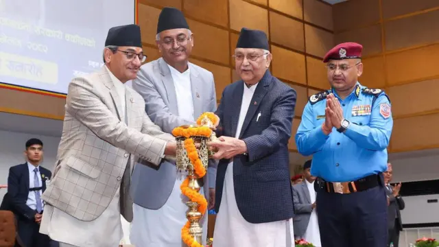 गृहमन्त्री रमेश लेखक र नेपाल प्रहरीका प्रमुख दीपक थापासहित प्रधानमन्त्री केपी शर्मा ओली