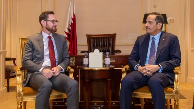 محمد بن عبدالرحمن آل ثانی معاون نخست وزیر و وزیر امور خارجه قطر  و توماس وست، نماینده ویژه آمریکا