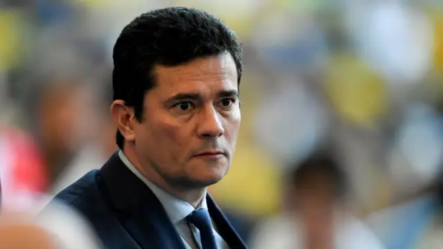 Sergio Moro aparece com olhar compenetrado