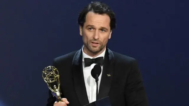 Matthew Rhys pẹlu ami ẹyẹ rẹ