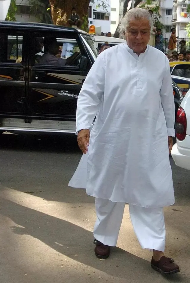 Kudimkarda jinsiy aloqa Porno: Chol yosh ayolni sikadi