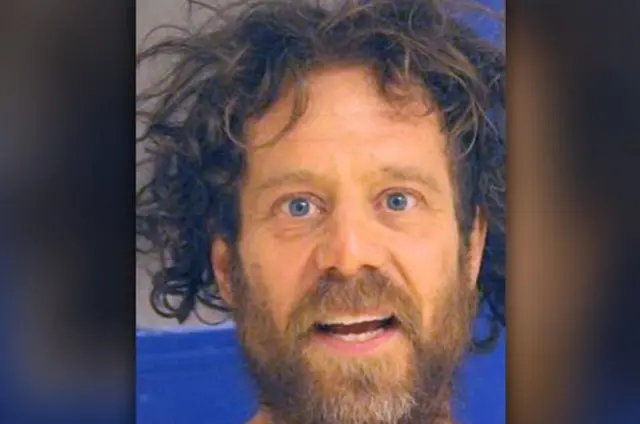 แม่ของผู้ก่อเหตุกล่าวว่า เขาเคยทำงานเป็นเกษตรกรในไร่กัญชา