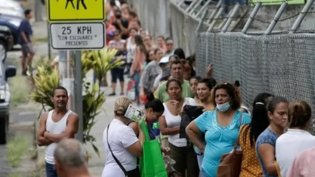 Una fila para recolección de alimentos en San José